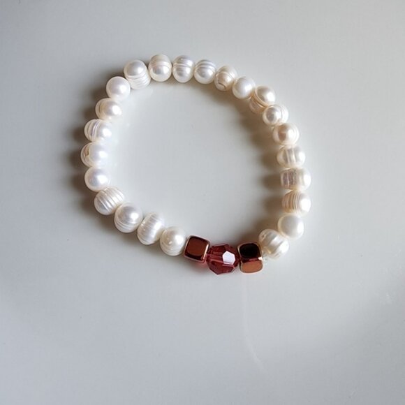 Chic White Pearl and Pink Bead Bracelet - Picture 3 of 5